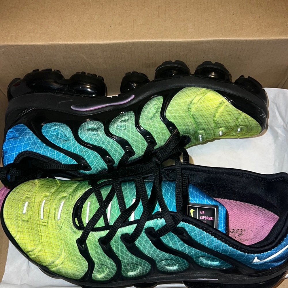 Multi color vapor max - barely worn size 8.5 men